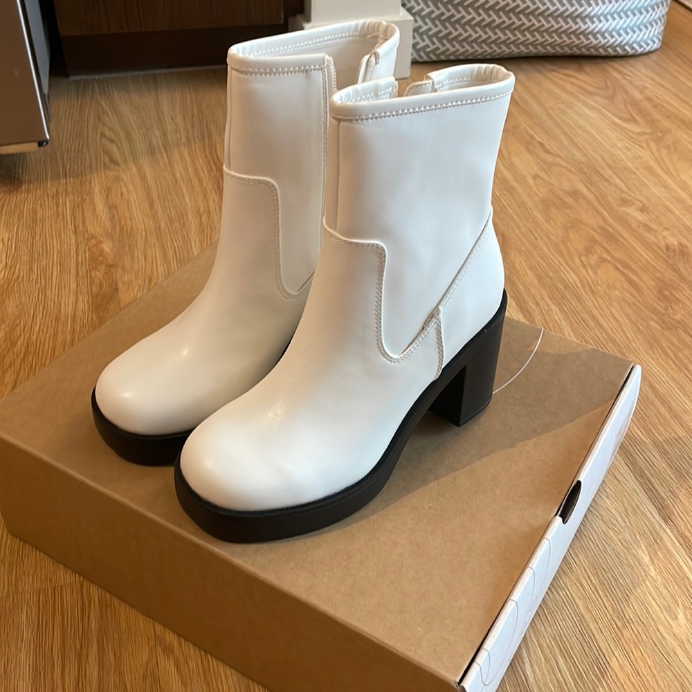 NWT Urban outfitters white “Gwen” boots